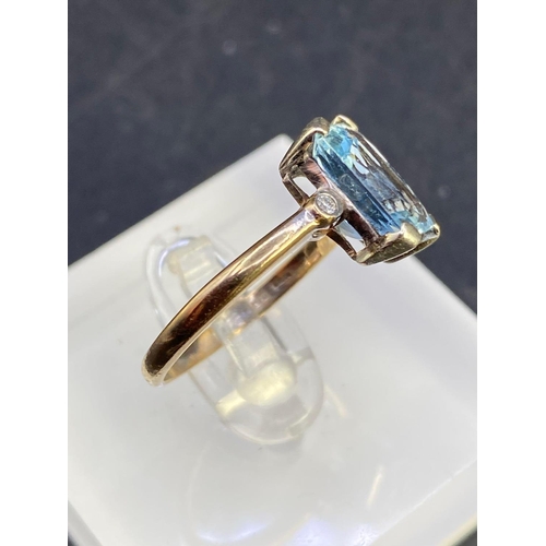 545 - A BRIGHT AQUAMARINE AND DIAMOND RING Size M 2.5g