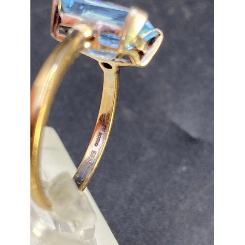 545 - A BRIGHT AQUAMARINE AND DIAMOND RING Size M 2.5g