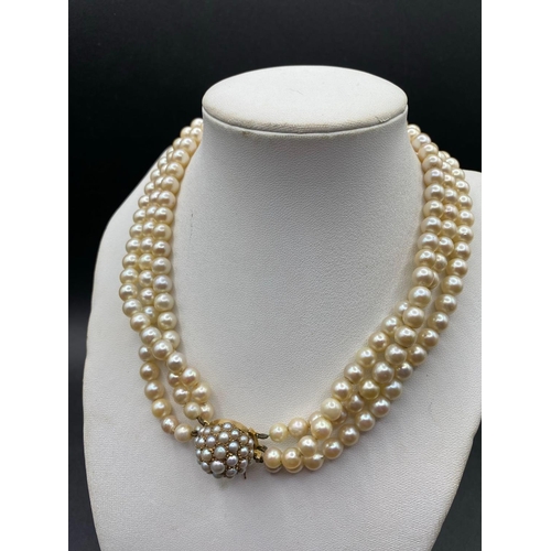 546 - A THREE ROW GRADUATED PEARL NECKLACE WITH LARGE MULTI PEARL AND GOLD CLASP 8