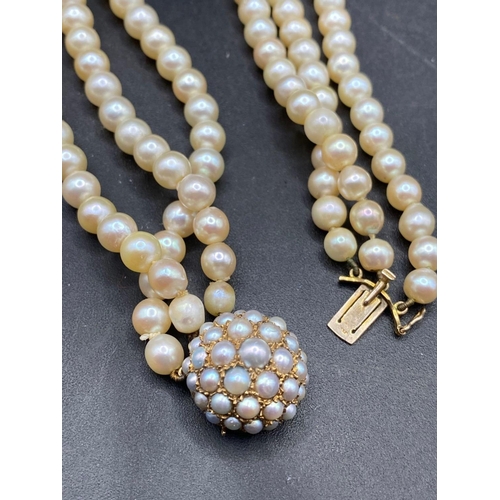 546 - A THREE ROW GRADUATED PEARL NECKLACE WITH LARGE MULTI PEARL AND GOLD CLASP 8