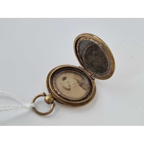 581 - A antique gold back and front locket