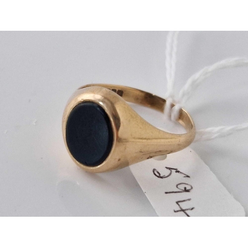 594 - A gents onyx set signet ring 9ct size Z 4.6 gms