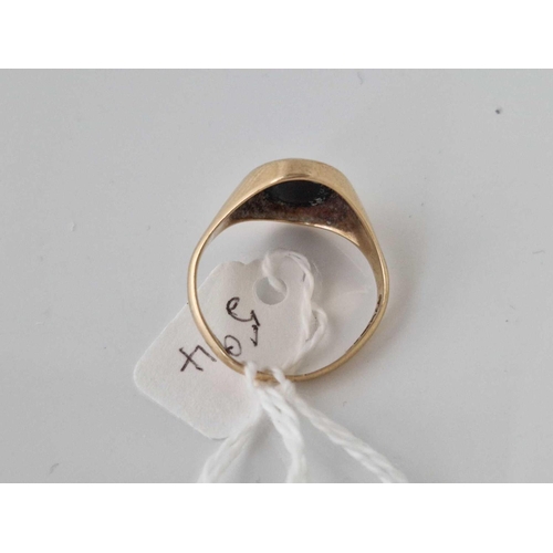 594 - A gents onyx set signet ring 9ct size Z 4.6 gms