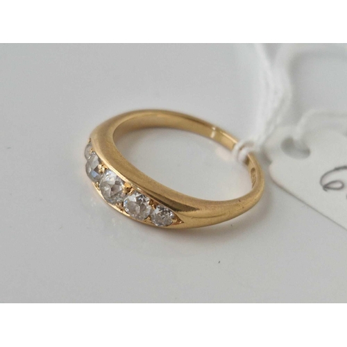 600 - A GOOD FIVE STONE DIAMOND RING 18CT GOLD SIZE M