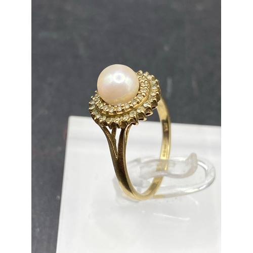 642 - A vintage pearl and diamond ring the pearl surrounded by two circles of diamonds Size P