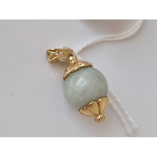 668 - A hard stone pendant 14ct gold