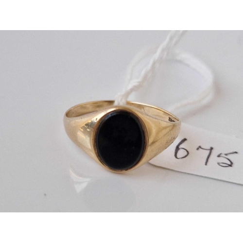 675 - A onyx signet ring size P 9ct 2.6 gms