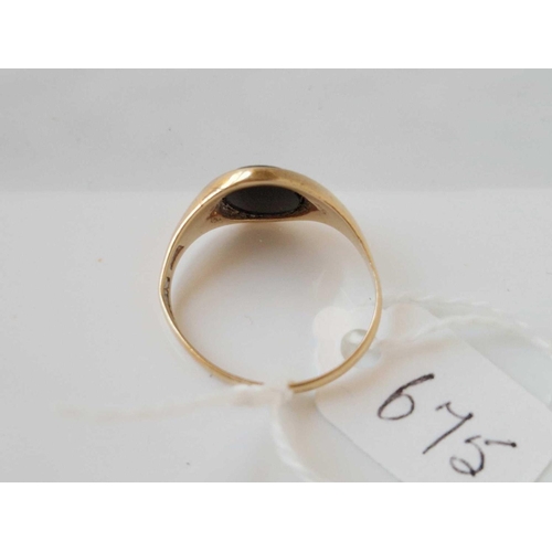 675 - A onyx signet ring size P 9ct 2.6 gms