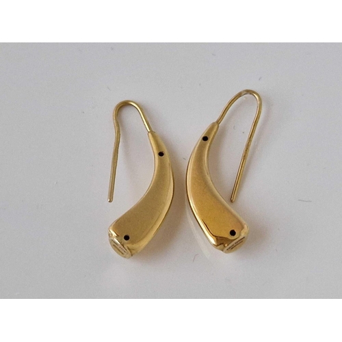 678 - A pair of 14ct gold earrings 1.5 gms