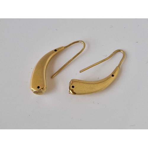 678 - A pair of 14ct gold earrings 1.5 gms