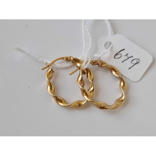 679 - A pair of fancy hoop earrings 9ct