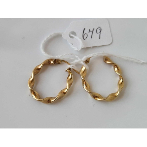 679 - A pair of fancy hoop earrings 9ct