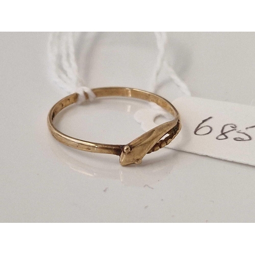 685 - A small snake ring 9ct size R