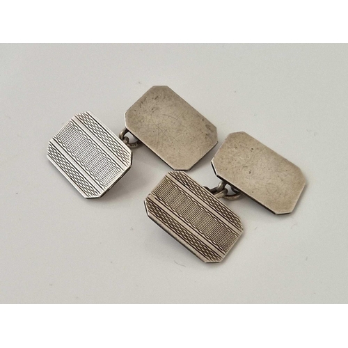 686 - A pair of silver cufflinks