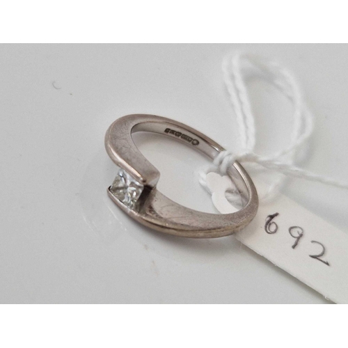 692 - A WHITE GOLD DIAMOND RING 18CT GOLD SIZE L 4.5 GMS