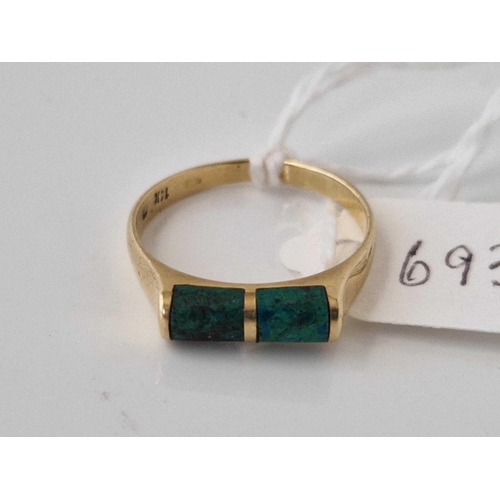 693 - A malachite ring 14ct gold size O 2.4 gms