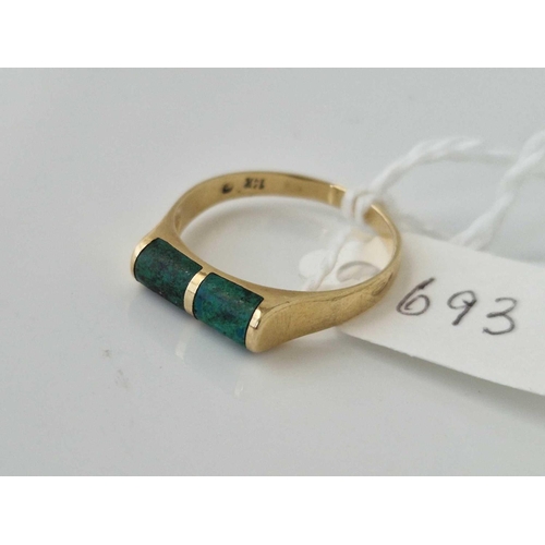 693 - A malachite ring 14ct gold size O 2.4 gms