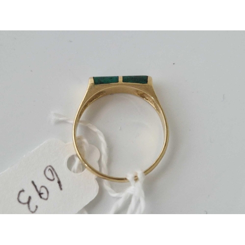 693 - A malachite ring 14ct gold size O 2.4 gms