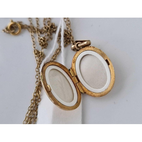 710 - A oval locket pendant necklace 9ct 18 inch 3 gms