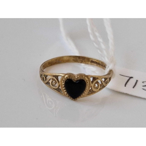 713 - A onyx heart ring 9ct size N 1.2 gms