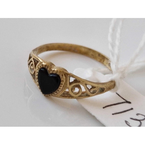 713 - A onyx heart ring 9ct size N 1.2 gms