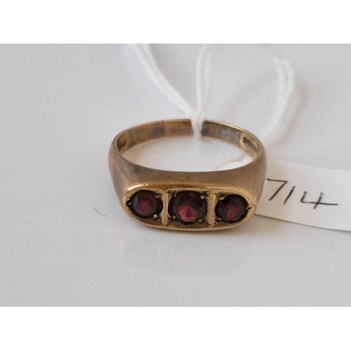 714 - A garnet ring 9ct size Y 5.4 gms