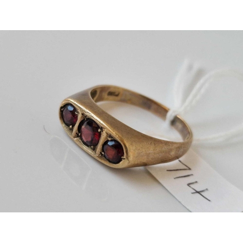 714 - A garnet ring 9ct size Y 5.4 gms