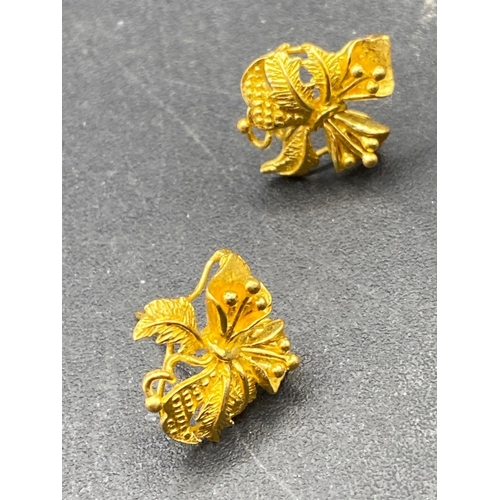 75 - A pair of fancy 22ct gold flower earrings 5.3g