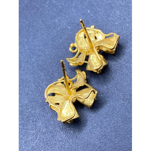 75 - A pair of fancy 22ct gold flower earrings 5.3g