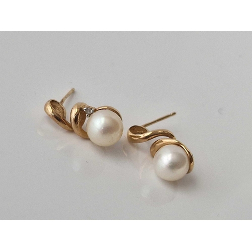 754 - A pair of pearl set earrings 9ct 2.2 gms