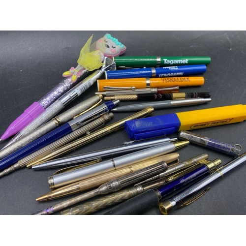 765 - A bag of assorted pens