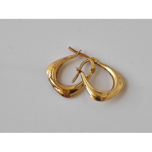 772 - A pair of hoop earrings 9ct