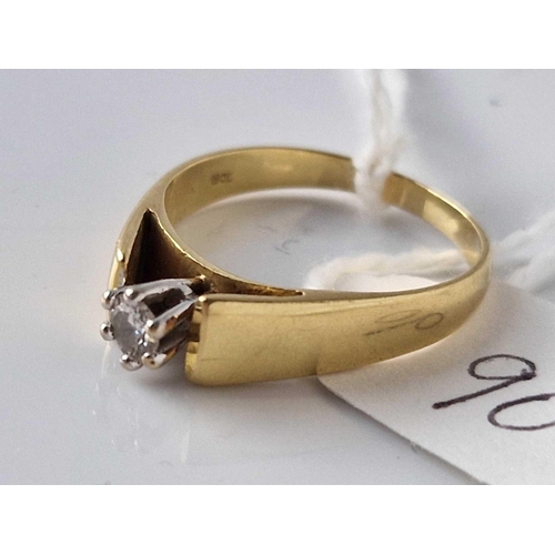 90 - A SOLITAIRE DIAMOND RING 18CT GOLD SIZE N 4 GMS