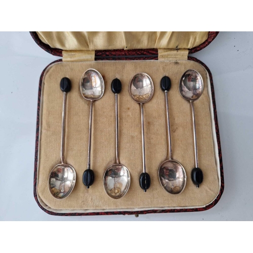 904 - A set of six boxed bean top spoons, Birmingham 1925