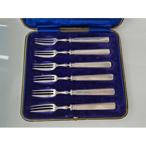 907 - A boxed set of six silver handled cake forks, Sheffield 1913?