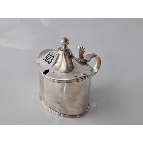 923 - George III oval shaped mustard pot, boat shaped with reeded rims By I R. 106gms excl BGL