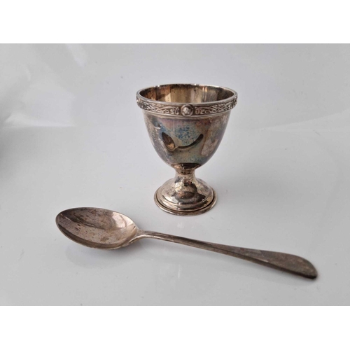 928 - Boxed egg cup and spoon with Celtic style rim. Birmingham 1958. 46gms