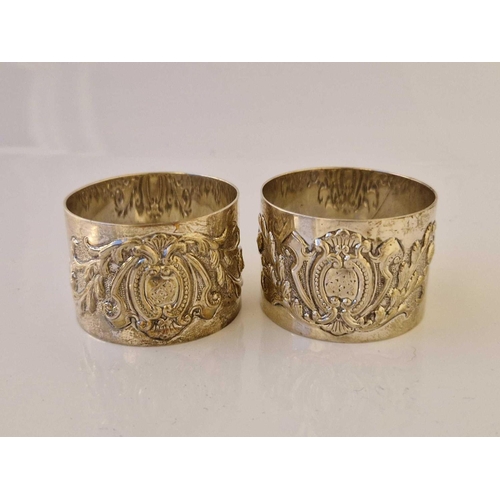 938 - Pair of napkin rings each embossed with a cartouche. London 1903. 63gms