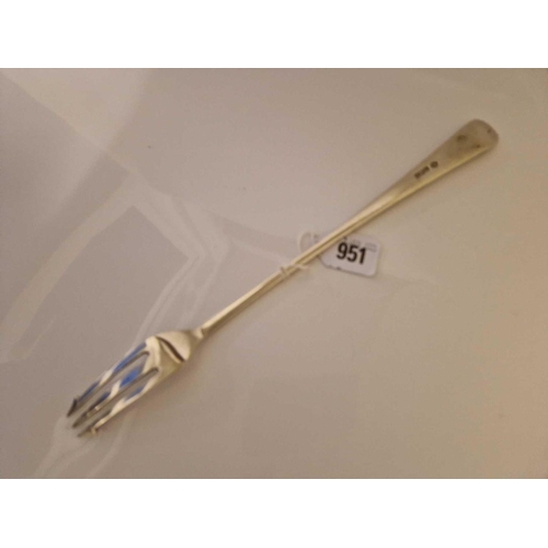 951 - Good heavy toasting fork. OE pattern 12 in long. Sheffield 1926. 120gms