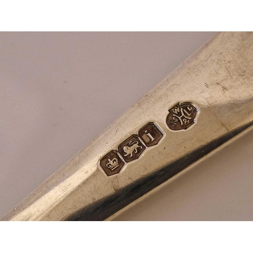 951 - Good heavy toasting fork. OE pattern 12 in long. Sheffield 1926. 120gms