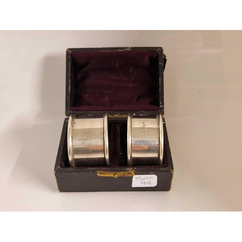 957 - Boxed pair of plain napkin rings. Sheffield 1944