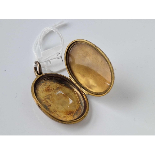 96 - A fancy Victorian oval gold back and front locket 4.9 gms