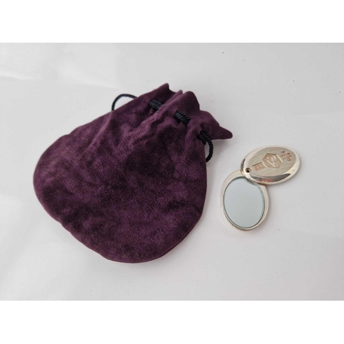 965 - Oval folding compact mirror 2000 with pouch