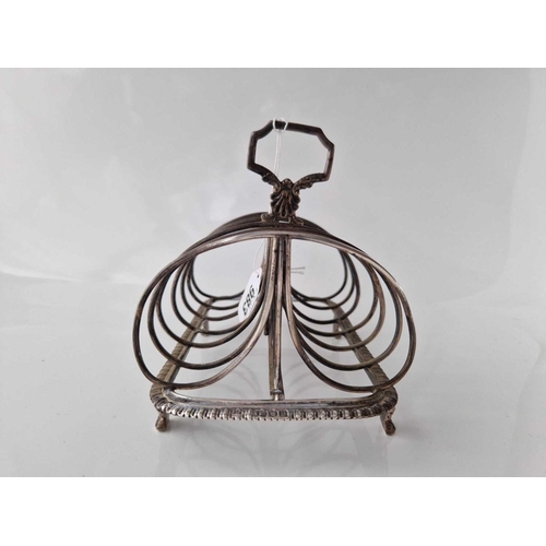 983 - Good heavy Georgian style toast rack with seven wire divisions. 7 in long. London 1896 By D W 371gms