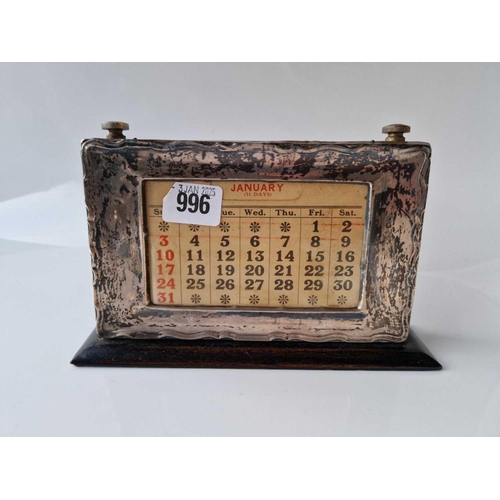 996 - A silver framed desk calendar, 7