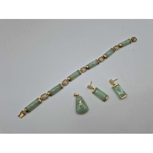 10 - A GOOD JADE PANEL BRACELET TOGETHER WITH PENDANT AND PAIR OF EARRINGS, 7 inch, high carat gold