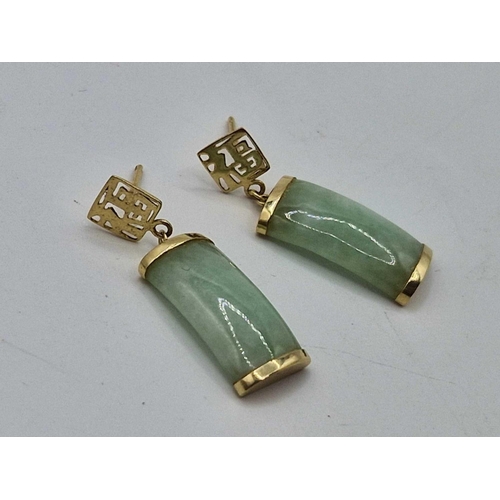 10 - A GOOD JADE PANEL BRACELET TOGETHER WITH PENDANT AND PAIR OF EARRINGS, 7 inch, high carat gold