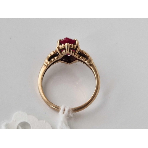 140 - A red stone ring, 9ct, size K, 2.5 g.