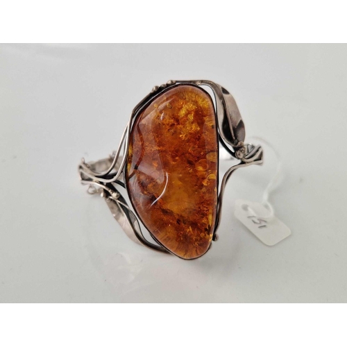 151 - A LARGE AMBER BRACELET