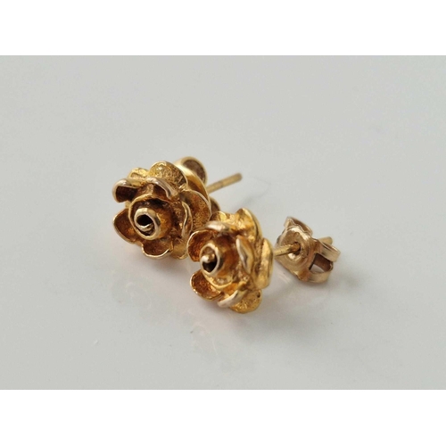 185 - A pair of rose design earrings, 9ct, 1.6 g.